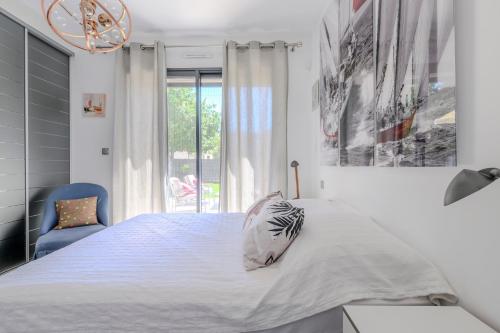 a bedroom with a bed with a pillow on it at Villa Npda in Carpentras