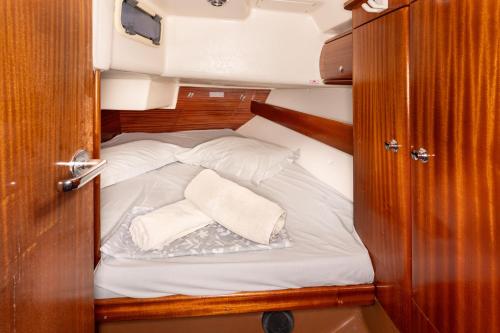 a small bed in the cabin of a boat at Yacht Pipit - Unique Stay in Marina of Kavala in Kavála