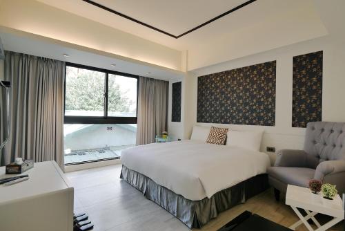 a hotel room with a bed and a couch at 品朵行旅 台中 逢甲館 Pin INN in Taichung