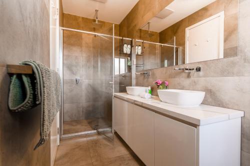 a bathroom with two sinks and a shower at Light-Filled Werribee Escape in Werribee