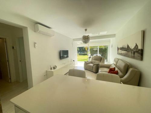 Ground-floor apartment with garden and pool- Benalmádena