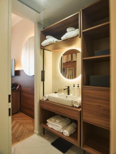 a bathroom with a sink and a mirror at Carlton Boutique Hotel - NEW OPENING in Vienna