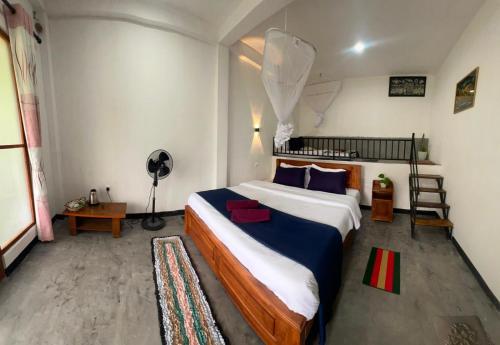 a bedroom with a large bed in a room at Ella Hermitage View in Ella