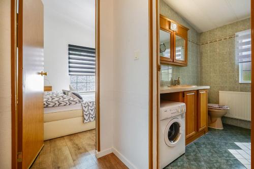 a laundry room with a washer and dryer at Ferienhaus Rauchfangswerder in Berlin