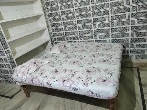 a bench with a floral pattern on a wall at Harekrishna Nilayam in Vemalwāda