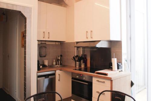 Charming T2 Batignolles with private courtyard
