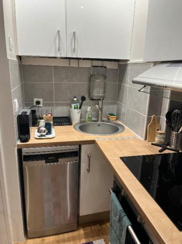 Charming T2 Batignolles with private courtyard