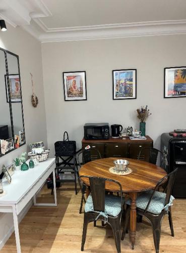 Charming T2 Batignolles with private courtyard