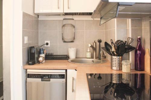 Charming T2 Batignolles with private courtyard
