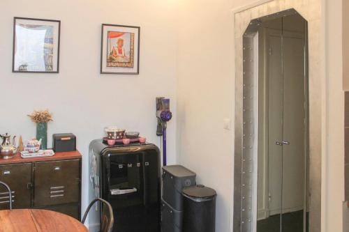 Charming T2 Batignolles with private courtyard