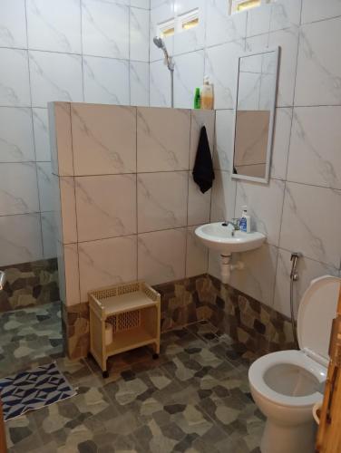 a bathroom with a toilet and a sink at Rumah Kawan Homestay and Trekking in Senaru