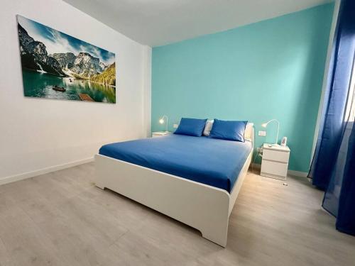 a bedroom with a bed with a painting on the wall at Casa Miami Alcalà in Alcalá