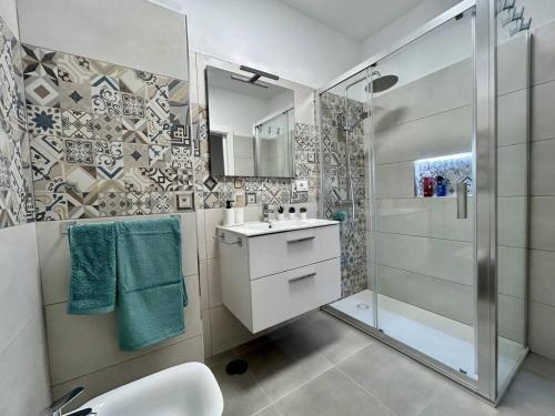 a bathroom with a sink and a shower at Casa Miami Alcalà in Alcalá