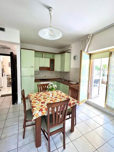 a kitchen and dining room with a table and chairs at Residence Regni in Senigallia