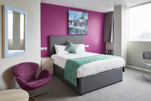 เตียงในห้องที่ Citrus Hotel Cardiff by Compass Hospitality