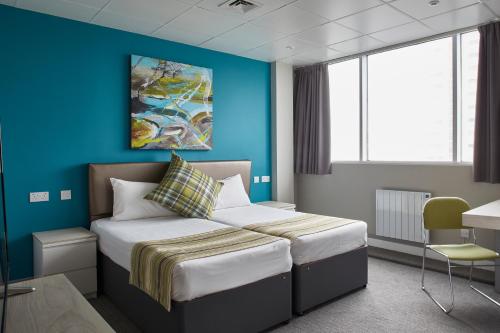 เตียงในห้องที่ Citrus Hotel Cardiff by Compass Hospitality