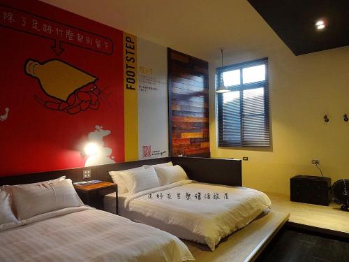 two beds in a room with at True-FDs Inn in Xiaoliuqiu