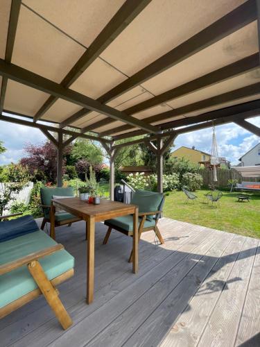 a patio with a table and chairs under a pavilion at Tinyhaus Josie von Tinyhaus Steinhude in Steinhude