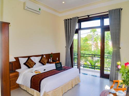 Giường trong phòng chung tại RedRose Villa