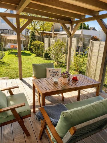 a wooden picnic table and chairs on a patio at Tinyhaus Josie von Tinyhaus Steinhude in Steinhude