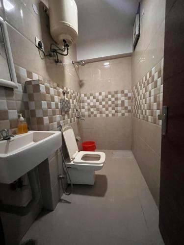 ein Badezimmer mit weißer Toilette und Waschbecken in der Unterkunft Hotel Signature Plaza - Near Lajpat Nagar Metro in Neu-Delhi