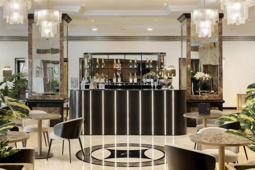 Dom Pedro Lisboa Hotel, a member of Radisson Individuals في لشبونة: ردهة بها بار مع طاولات وكراسي