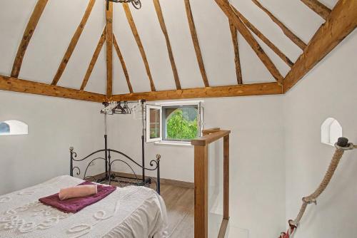 a bedroom with a bed and a window at Quinta Vale Formoso in Venda da Costa