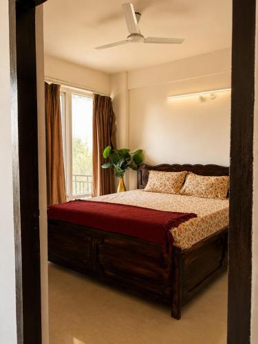 a bedroom with a bed and a window at 5 Mins from Prem Mandir 1 BHK Apartment in Vrindāvan