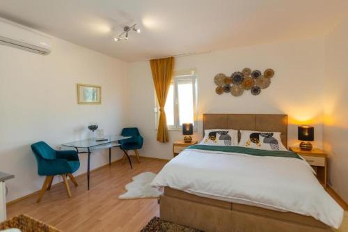 Apartments and rooms with parking space Split - 27910