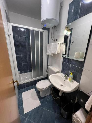 Apartments and rooms with parking space Split - 27910
