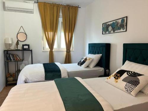Apartments and rooms with parking space Split - 27910