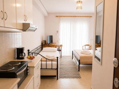 eine kleine Küche mit zwei Betten in einem Zimmer in der Unterkunft Elias Appartment in Volos