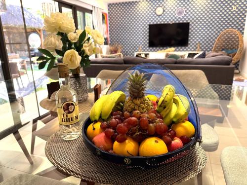 a bowl of fruit on a table in a room at ORCHID Villa luxueuse avec piscine privée- A 600m de la plage in Pereybere