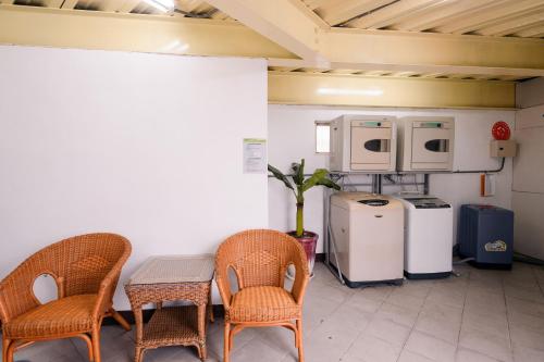 a room with a table and chairs and appliances at Guest Motel- Zhongli Branch in Pingzhen