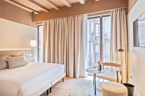 a hotel room with a bed and a window at Andante Princesa in Barcelona