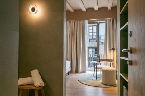 a room with a door open to a room with a window at Andante Princesa in Barcelona
