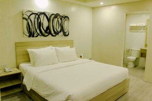 Postel nebo postele na pokoji v ubytování Mabolo Royal Hotel