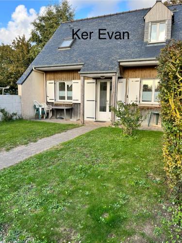 a house with a keep exam sign on the roof at Gites des Sablons in Cherrueix