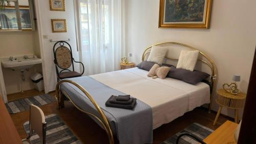 a bedroom with a bed and a sink at Etoile Affittacamere in Saint Vincent