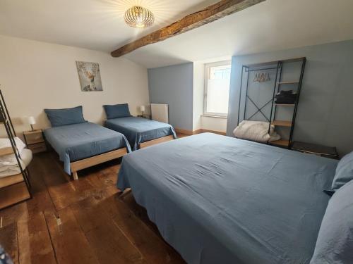 a bedroom with two beds and a couch at Renée-Sens in Châteauvillain