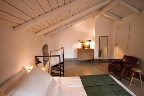 サーラ・コマチーナにあるCasa Isolaのベッドルーム1室(ベッド1台、椅子1脚付)