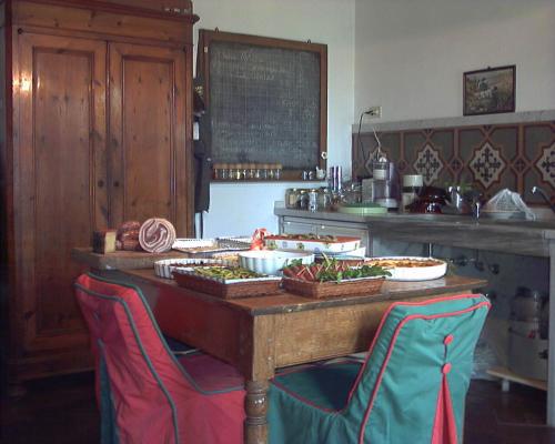 kuchnia ze stołem, na którym stoi jedzenie w obiekcie B&B Villa Panicucci w mieście Livorno