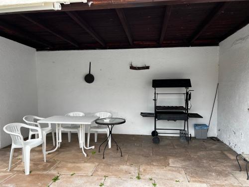 a room with a table and chairs and a grill at Privathaus Sieglinde in Sondermoning