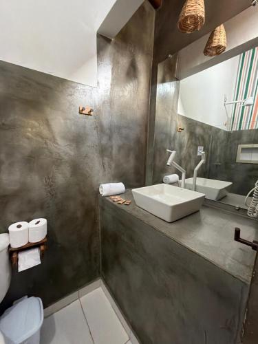 a bathroom with a sink and a mirror at Vila Uryah in Caraíva