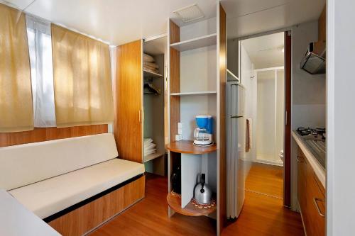 a small kitchen with a bench in a room at Camping La Chiocciola a Capannole in Capannole