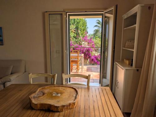 a room with a wooden table with a large log on it at Casa Titì in Cefalù