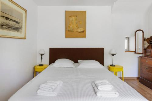 a bedroom with a bed with two towels on it at Maison Bringwiller Plage 200m in Trégastel