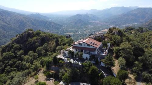 Vista Alcantara Retreat VERY Rural, Private and Secluded Mountain-Top Villa & Farm with a Dog! At 630mts via Winding Country Roads!