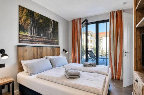 a bedroom with two beds and a balcony at Ferienwohnung Strandperle in der Villa Martha Binz in Binz
