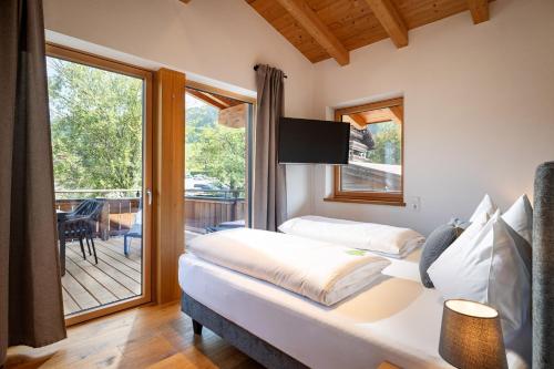two beds in a room with a balcony at Appartements am Römerweg in Oberndorf in Tirol